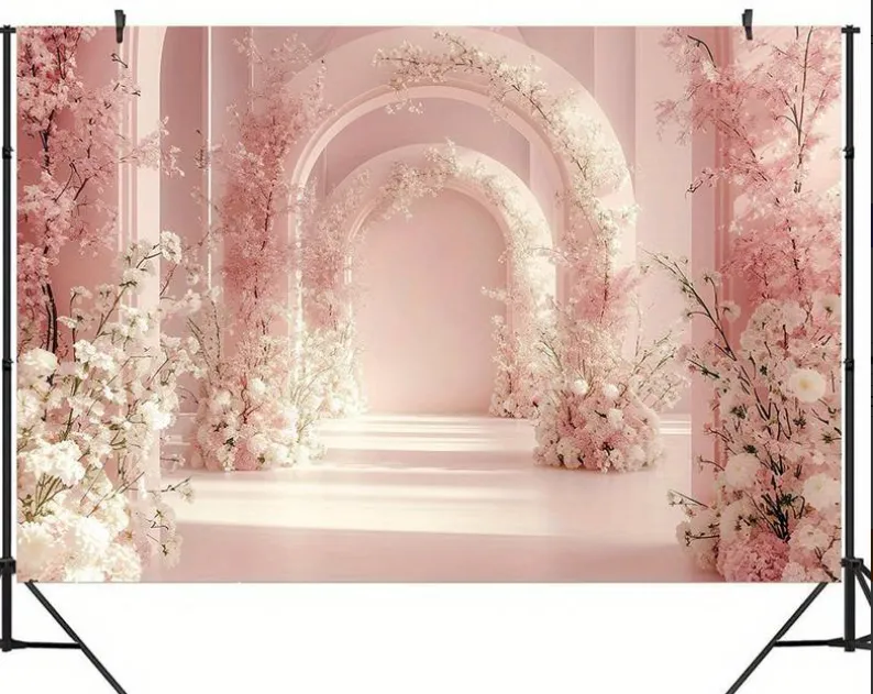 Achtergronddoek roze bloesembogen, opgespannen tussen twee statieven.
