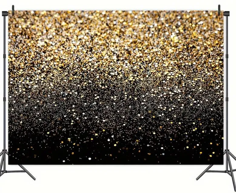 Achtergronddoek zwart en goud, opgespannen tussen twee statieven.