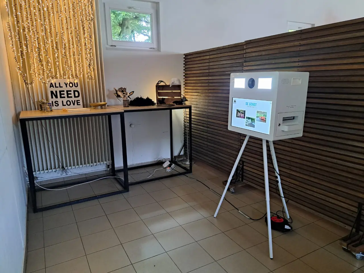 De Funpix photobooth op een statief, opgesteld in een feestzaal.