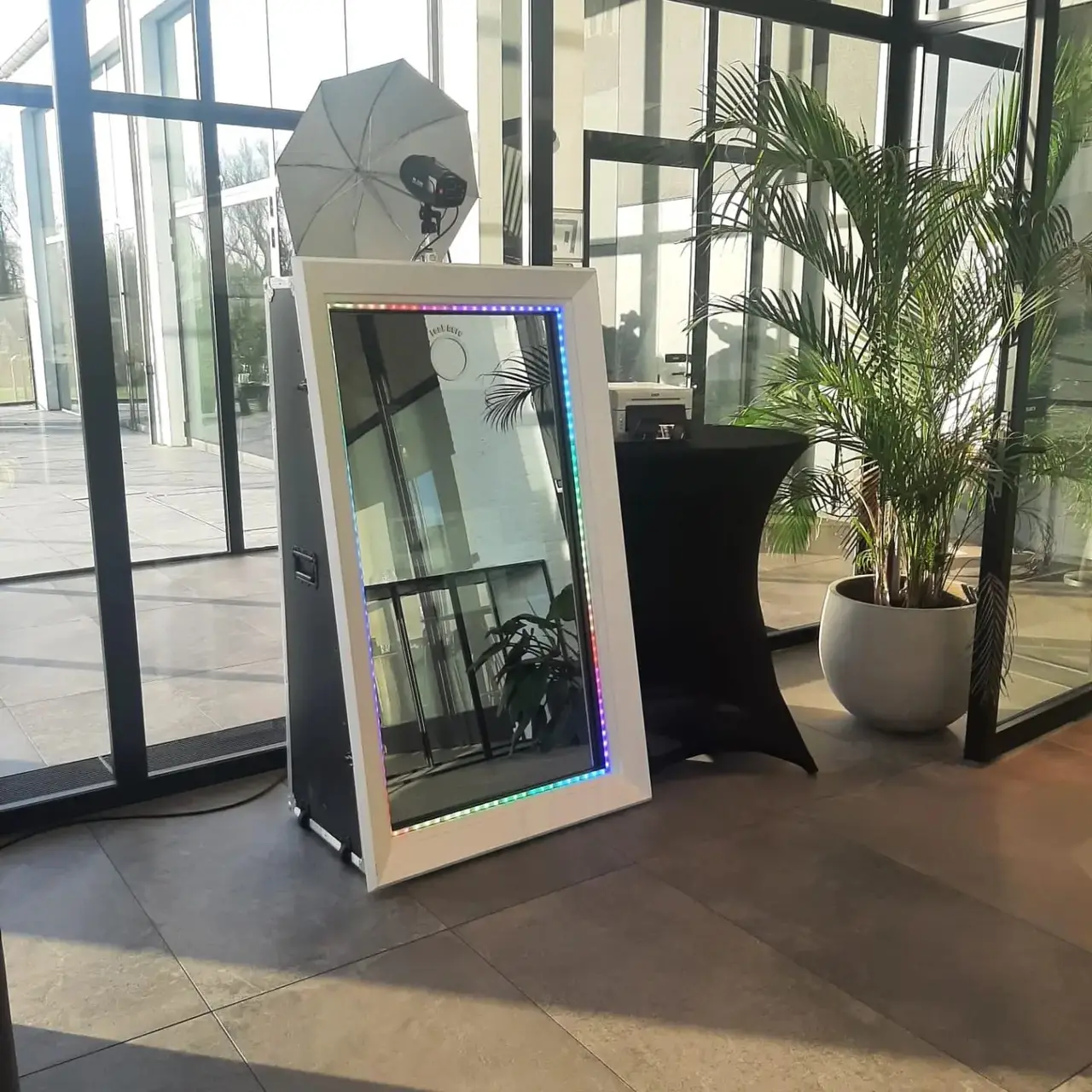 De GlamMirror naast een statafel, klaar voor de gasten.