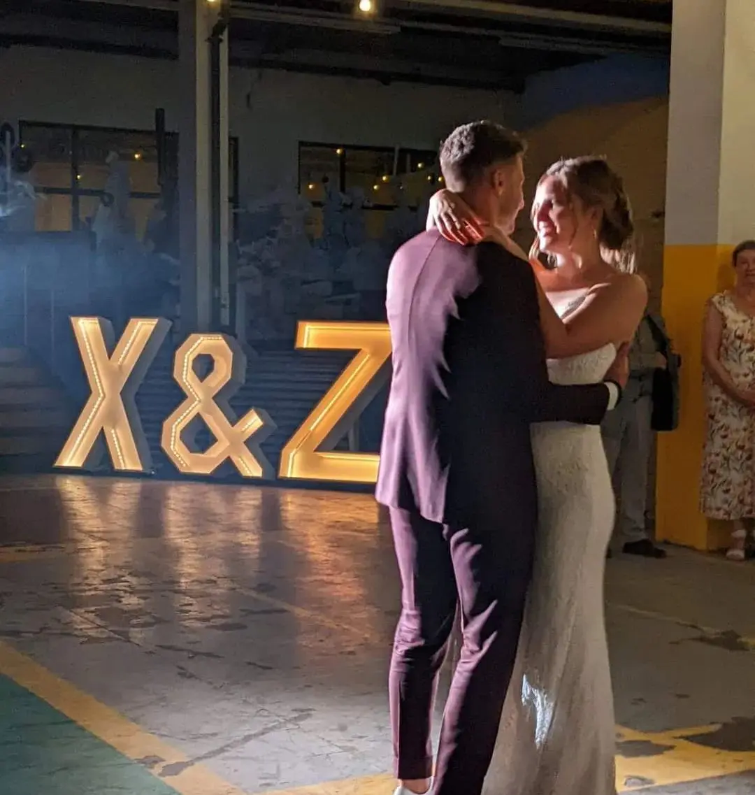 Een dansend koppel voor de letters X en Z.
